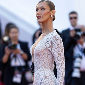 Bella Hadid - Montée des marches du film " La bataille de Gaulle : L'âge de fer " lors du 79ème Festival International du Film de Cannes, le 20 mai 2026. © Jacovides-Moreau / Bestimage