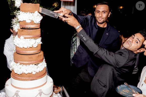 Et le duo s'est chargé de tester le restaurant Dar Mima, qui se trouve au cinquième étage du Monde Arabe, à Paris. 

Exclusif - Le pâtissier Yazid Ichemrahen et Jamel Debbouze - Les célébrités fêtent le 48ème anniversaire de J.Debbouze dans le restaurant "Dar Mima", créé par Laurent de Gourcuff et J.Debbouze, en hommage à la mère de ce dernier, Fatima. Sur le toit de l'Institut du monde arabe à Paris, l'acteur a partagé son gâteau d'anniversaire avec sa femme, M.Theuriau, et ses amis, dont l'équipe du "Jamel Comedy Club", le 18 juin 2023. Yazid Ichemrahen via Bestimage