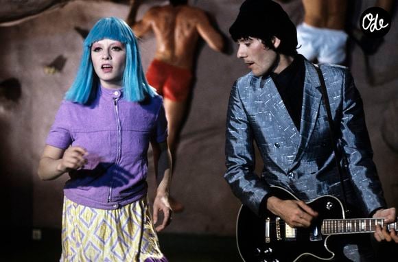 En France, à Paris, les deux membres du groupe les RITA MITSOUKO, Catherine RINGER portant une perruque bleue, chantant accompagnée de son guitariste Fred CHICHIN sur le plateau de TOUTES FOLLES DE LUI. © Gérard Letellier via Bestimage