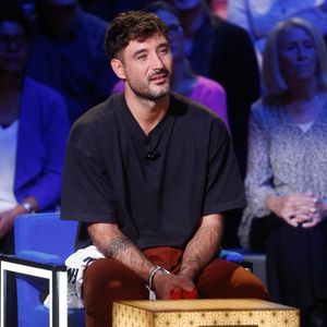 En effet, sur les photos de Shy’m et Jérémy Frérot, on peut apercevoir le même van rouge

Exclusif - Jérémy Frérot - Enregistrement de l'émission "La Boîte à Secrets N°20" dans les studios de la Cité du Cinéma à Saint-Denis, présentée par F.Bollaert et diffusée le 10 janvier sur France 3
© Christophe Clovis / Bestimage