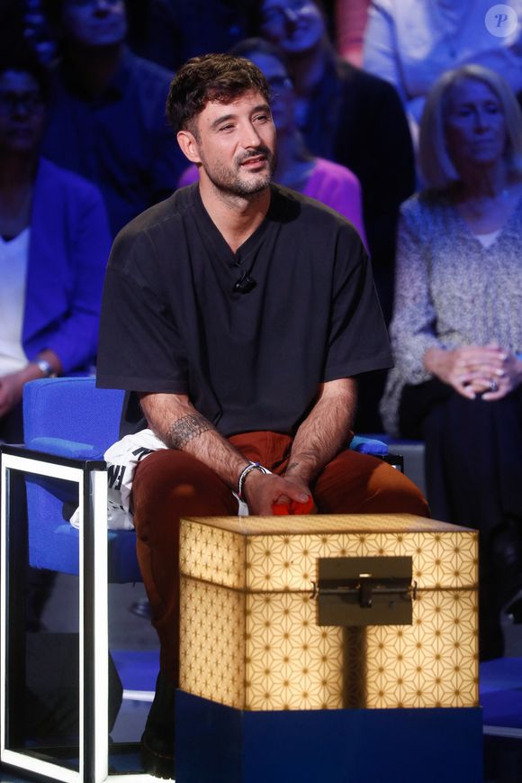 En effet, sur les photos de Shy’m et Jérémy Frérot, on peut apercevoir le même van rouge

Exclusif - Jérémy Frérot - Enregistrement de l'émission "La Boîte à Secrets N°20" dans les studios de la Cité du Cinéma à Saint-Denis, présentée par F.Bollaert et diffusée le 10 janvier sur France 3
© Christophe Clovis / Bestimage
