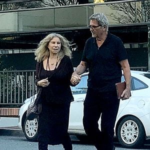 Exclusif - Barbra Streisand et son mari James Brolin rejoignent des amis à Malibu pour célébrer le 80ème anniversaire de Barbra. Los Angeles, le 24 avril 2022.