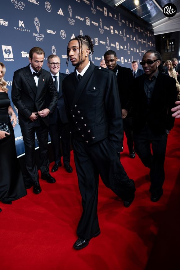 L'international français Michael Olise a lui aussi marqué les esprits grâce à une silhouette ultra travaillée.

Michael Olise à la 70e cérémonie du Ballon d'Or au Palladium Theatre, le 26 octobre 2026 à Londres. 

© Cyril Moreau / Bestimage