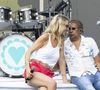 À ses côtés, sa compagne Isaure Le Faou, de 36 ans sa cadette, a interprété deux titres : l’un écrit par elle sur une mélodie de Michel Amsellem, l’autre issu du répertoire du chanteur.

Exclusif - Laurent Voulzy et sa compagne Isaure Le Faou en répétition avant leur concert au théâtre de Verdure du 41ème Festival de Ramatuelle, le 9 août 2025.  
© Cyril Bruneau / Bestimage