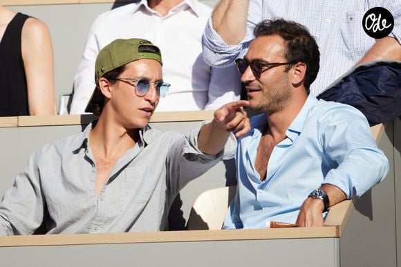 La Famille Kretz, Valentin et le chanteur Raphaël en tribunes lors des Internationaux de France de tennis de Roland Garros 2023 à Paris, France, le 31 mai 2023. © Jacovides-Moreau/Bestimage