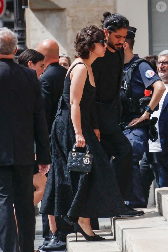 Ninon Ardisson et son mari Narotam Horn - Arrivées aux obsèques de Thierry Ardisson en l’église Saint-Roch de Paris, France, le 17 juillet 2025. © Clovis-Jacovides/Bestimage