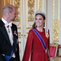 Cela nous avait manqué ! Grand retour de Kate Middleton dans une robe Givenchy et son diadème fétiche pour le banquet en l'honneur de la France