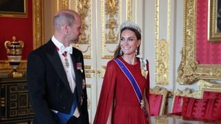 Cela nous avait manqué ! Grand retour de Kate Middleton dans une robe Givenchy et son diadème fétiche pour le banquet en l'honneur de la France