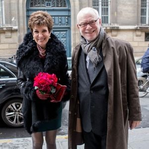 Exclusif - Catherine Laborde et Thomas Stern arrivent a la mairie - Catherine Laborde a epouse son compagnon de longue date Thomas Stern, publicitaire, samedi 9 novembre 2013 a la mairie du 2e arrondissement de Paris, en presence de ses amis les plus proches.
