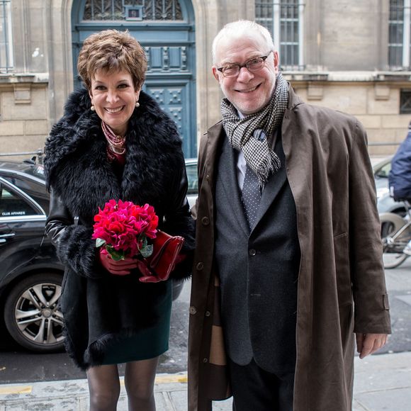 Exclusif - Catherine Laborde et Thomas Stern arrivent a la mairie - Catherine Laborde a epouse son compagnon de longue date Thomas Stern, publicitaire, samedi 9 novembre 2013 a la mairie du 2e arrondissement de Paris, en presence de ses amis les plus proches.