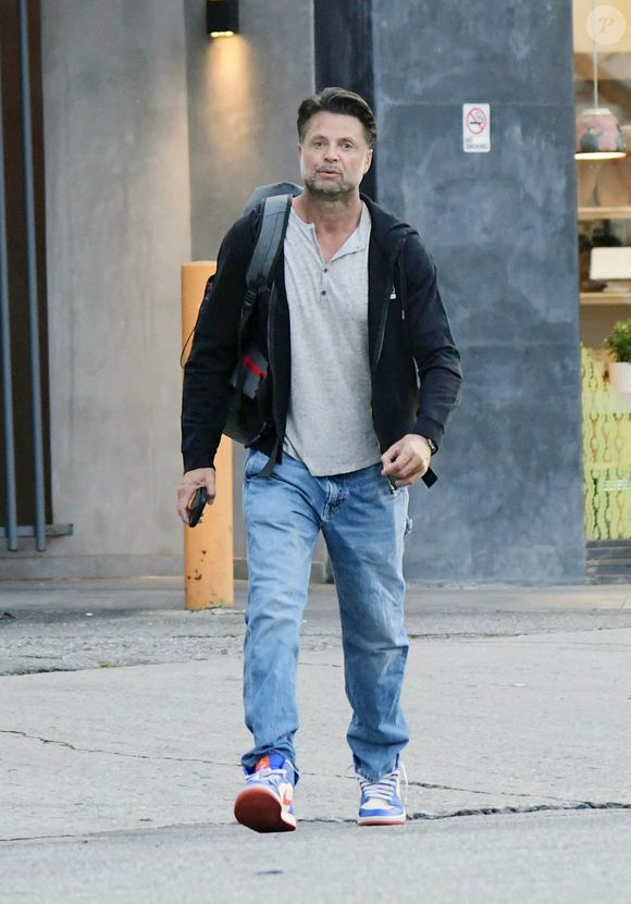 Il travaille sur des projets pour une clientèle riche et exigeante.

David Charvet termine une séance d'entraînement chez Burn à Studio City, en Californie. L'ancien acteur de Baywatch, âgé de 53 ans, a montré ses bras toniques en quittant la salle de sport.
The ImageDirect / Bestimage