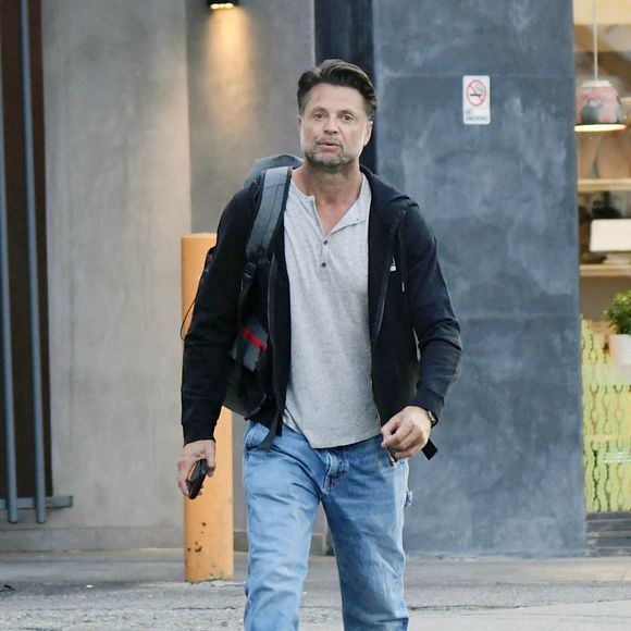 Il travaille sur des projets pour une clientèle riche et exigeante.

David Charvet termine une séance d'entraînement chez Burn à Studio City, en Californie. L'ancien acteur de Baywatch, âgé de 53 ans, a montré ses bras toniques en quittant la salle de sport.
The ImageDirect / Bestimage