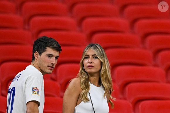 Dylan Deschamps, fils de Didier Deschamps, sélectionneur de l'équipe de France, et sa petite amie Mathilde Cappelaere dans les tribunes après le match de demi-finale de la Coupe du Monde de la FIFA, Qatar 2022, entre la France et le Maroc, au stade Al Bayt, le 14 décembre 2022 à Al Khor, au Qatar. Photo Baptiste Fernandez/Icon Sport/ABACAPRESS.COM
