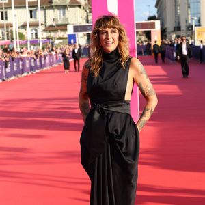 Daphné Bürki - Tapis rouge de la cérémonie d'ouverture du 51éme Festival du Cinema Américain de Deauville à Deauville le 5 septembre 2025. © Denis Guignebourg/Bestimage