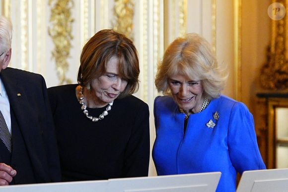 La reine Camilla (Camilla Parker Bowles, reine consort d'Angleterre) (à droite) et Elke Budenbender, l'épouse du président allemand Frank-Walter Steinmeier, admirent des pièces de la collection royale dans le salon vert du château de Windsor (Berkshire), au premier jour de la visite d'État du président de la République fédérale d'Allemagne au Royaume-Uni. Date de la photo : mercredi 3 décembre 2025.  

© PA Photo/ Bestimage