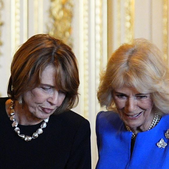 La reine Camilla (Camilla Parker Bowles, reine consort d'Angleterre) (à droite) et Elke Budenbender, l'épouse du président allemand Frank-Walter Steinmeier, admirent des pièces de la collection royale dans le salon vert du château de Windsor (Berkshire), au premier jour de la visite d'État du président de la République fédérale d'Allemagne au Royaume-Uni. Date de la photo : mercredi 3 décembre 2025.  

© PA Photo/ Bestimage