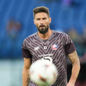 La gamme comprend notamment un survêtement bleu collector affichant un écusson de son célèbre coup du scorpion.

Olivier Giroud du LOSC Lille lors du match de football de l'UEFA Europa League 2025/2026 entre l'AS Roma et le LOSC Lille au stade Olimpico de Rome (Italie), le 2 octobre 2025. Inside/Psnewz/Bestimage