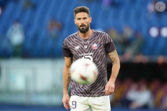 La gamme comprend notamment un survêtement bleu collector affichant un écusson de son célèbre coup du scorpion.

Olivier Giroud du LOSC Lille lors du match de football de l'UEFA Europa League 2025/2026 entre l'AS Roma et le LOSC Lille au stade Olimpico de Rome (Italie), le 2 octobre 2025. Inside/Psnewz/Bestimage