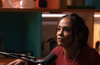 Alice Belaïdi au micro du podcast "The Elevate House" sur Youtube
