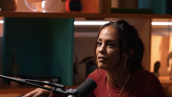 Alice Belaïdi au micro du podcast "The Elevate House" sur Youtube