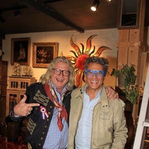 Exclusif - Pierre-Jean Chalençon et Julien Cohen (antiquaire français et Affaire conclue) lors de la soirée La Fête des Puces 2023 "Puces & Nature - La Nature dans les Arts Décoratifs" aux Puces de Saint-Ouen, Proche de Paris , France, le 5 octobre 2023. © Philippe Baldini/Bestimage