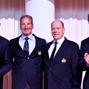 FrithJof Kleen, Paul Cayard, le prince Albert II de Monaco et Pierre Casiraghi durant la cérémonie d'intronisation des nouveaux membres du Yacht Club de Monaco ainsi que la remise des YCM Awards-Trophée Credit Suisse 2025, présidé par le prince Albert II de Monaco, le 16 décembre 2025, au Yacht Club de Monaco. Le Prix spécial YCM Awards - Trophée UBS a été remis au navigateur Paul Cayard, membre du Y.C.M. depuis près de 33 ans, accompagné de son co-équipier Frithjof Kleen, pour leur titre mondial en Star acquis en 2025. 37 ans après son premier sacre, l'américain poursuit un parcours exceptionnel, jalonné de titres mondiaux, de campagnes de l'America's Cup et de
courses autours du monde telle que la Whitbread Round the World Race 1997-1998. Le titre de "régatier du Y.C.M. de l'année 2025" a été remporté par Pierre Casiraghi. Ce sont les membres du Club qui ont voté et choisi entre plusieurs régatiers. © Bruno Bebert / Bestimage