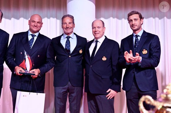 FrithJof Kleen, Paul Cayard, le prince Albert II de Monaco et Pierre Casiraghi durant la cérémonie d'intronisation des nouveaux membres du Yacht Club de Monaco ainsi que la remise des YCM Awards-Trophée Credit Suisse 2025, présidé par le prince Albert II de Monaco, le 16 décembre 2025, au Yacht Club de Monaco. Le Prix spécial YCM Awards - Trophée UBS a été remis au navigateur Paul Cayard, membre du Y.C.M. depuis près de 33 ans, accompagné de son co-équipier Frithjof Kleen, pour leur titre mondial en Star acquis en 2025. 37 ans après son premier sacre, l'américain poursuit un parcours exceptionnel, jalonné de titres mondiaux, de campagnes de l'America's Cup et de
courses autours du monde telle que la Whitbread Round the World Race 1997-1998. Le titre de "régatier du Y.C.M. de l'année 2025" a été remporté par Pierre Casiraghi. Ce sont les membres du Club qui ont voté et choisi entre plusieurs régatiers. © Bruno Bebert / Bestimage