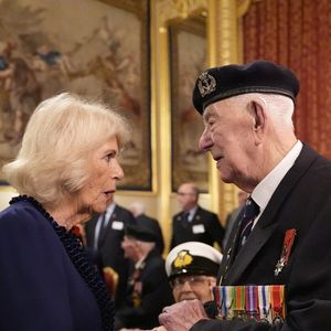 La reine Camilla (Camilla Parker Bowles, reine consort d'Angleterre) et l'ancien combattant Henry Rice lors d'une réception pour les anciens combattants qui ont servi dans le Pacifique pendant la Seconde Guerre mondiale, dans le cadre des commémorations marquant le 80e anniversaire du Jour de la Victoire sur le Japon, au château de Windsor, dans le Berkshire. Photo par Andrew Matthews / PA Photos / Bestimage