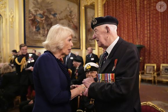 La reine Camilla (Camilla Parker Bowles, reine consort d'Angleterre) et l'ancien combattant Henry Rice lors d'une réception pour les anciens combattants qui ont servi dans le Pacifique pendant la Seconde Guerre mondiale, dans le cadre des commémorations marquant le 80e anniversaire du Jour de la Victoire sur le Japon, au château de Windsor, dans le Berkshire. Photo par Andrew Matthews / PA Photos / Bestimage