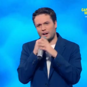Raphaël, Maestro de N'oubliez pas les paroles, vit dans un logement de 418m2
Raphaël, Maestro de N'oubliez pas les paroles - capture d'écran France 2