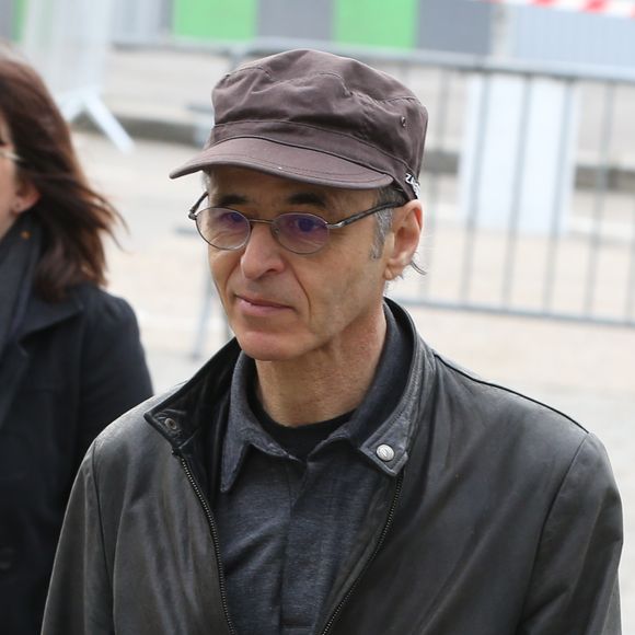 En effet, il a séjourné au Club Med de La Palmyre, aux Mathes. 

Jean-Jacques Goldman et Maxime Le Forestier lors des obsèques de Véronique Colucci au cimetière communal de Montrouge, le 12 avril 2018. @Agence / Bestimage