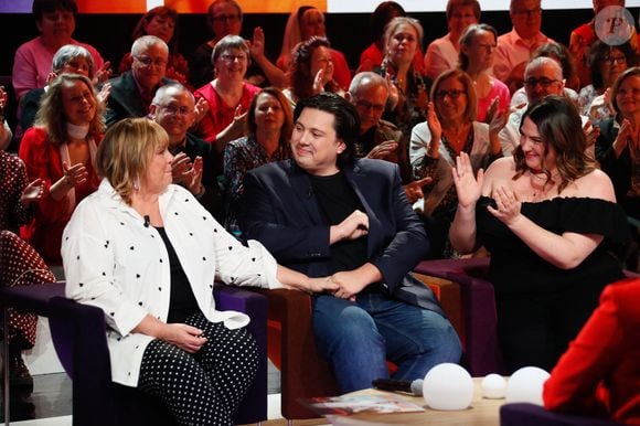 Exclusif - Michèle Bernier et ses enfants Charlotte et Enzo Gaccio lors de l'enregistrement de l'émission "Famille je vous aime" présentée par M. Drucker et qui sera diffusée le 13 juin 2025 sur France 3, aux Studios rive gauche à Paris, France, le 14 avril 2025. © Clovis-Gaffiot/Bestimage