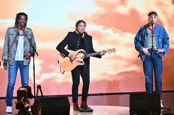 Exclusif - Laurent Voulzy entouré par ses fils Quentin, Julien, Cliff et Nicolas, lors de l'enregistrement de l'émission "Famille je vous aime" présentée par M. Drucker et qui sera diffusée le 13 juin 2025 sur France 3, aux Studios rive gauche à Paris, France, le 14 avril 2025. © Clovis-Gaffiot/Bestimage