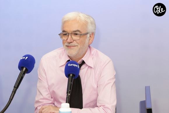 Un cliché qu'il a accompagné de ces mots : "11 ans ! Il paraît que c'est le temps du corail."

Pascal Praud dans l’émission "On Marche Sur La Tête" diffusée en direct sur les ondes de radio Europe 1, à Paris, France, le 17 juin 2024.

© Jack Tribeca/Bestimage