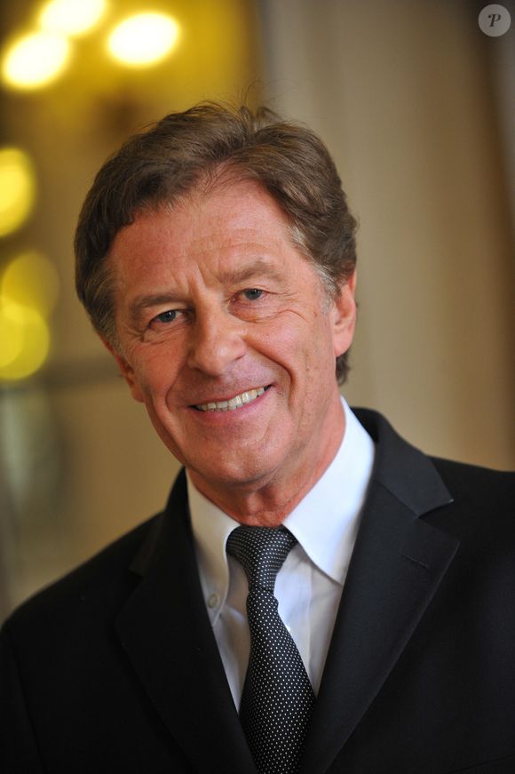 Le présentateur de télévision français Henri Sannier reçoit le prix du journaliste sportif lors des 28eme éditions desTrophées du sport au Sénat à Paris, France le 19 mai 2009. Photo by Mousse/ABACAPRESS.COM