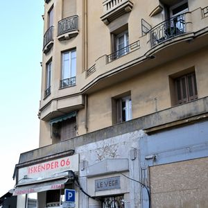 Peu avant cette tragédie, sa dernière compagne, Sophie — un temps accusée d’avoir séquestré Loana — s’était exprimée sur le plateau de l’émission TBT9 pour assurer sa défense

Illustration des fleurs déposées devant l'immeuble de Loana Petrucciani à Nice le 30 mars 2026., 5 jours après que les pompiers l'ont découvert sans vie dans son appartement de la rue Gounod à Nice. © Bruno Bebert / Bestimage