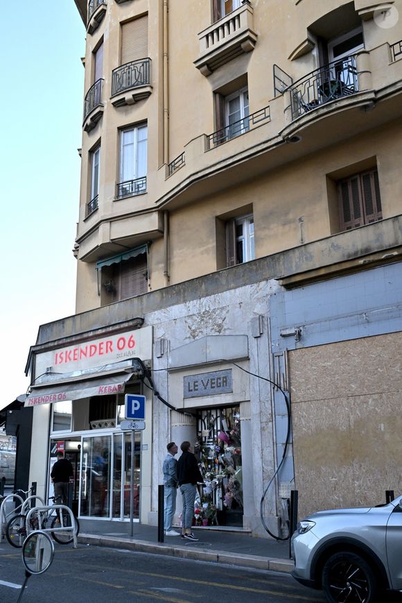 Peu avant cette tragédie, sa dernière compagne, Sophie — un temps accusée d’avoir séquestré Loana — s’était exprimée sur le plateau de l’émission TBT9 pour assurer sa défense

Illustration des fleurs déposées devant l'immeuble de Loana Petrucciani à Nice le 30 mars 2026., 5 jours après que les pompiers l'ont découvert sans vie dans son appartement de la rue Gounod à Nice. © Bruno Bebert / Bestimage