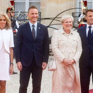 Brigitte Macron, Halla Tomasdottir (présidente d'Islande) et son mari Björn Skulason, Emmanuel Macron - Réception des chefs d'état, de gouvernement et d'organisation internationale en amont de la cérémonie d'ouverture des jeux paralympiques de Paris 2024 au palais de l'Elysée à Paris, France, le 28 août 2024. © Christophe Clovis / Bestimage