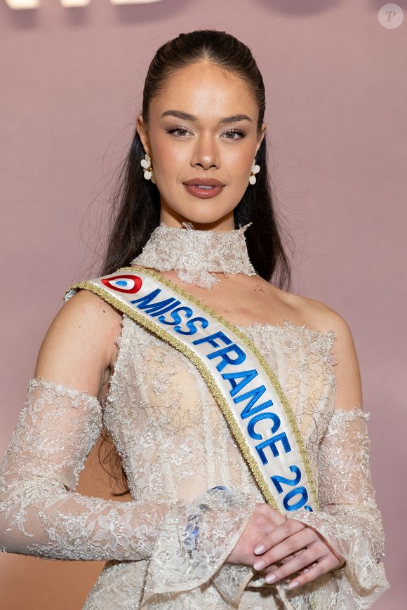 Hinaupoko Devèze (Miss France 2026) - Photocall de l'avant-première mondiale parisienne de la saison 4 Netflix de "Bridgerton" au Palais Brongniart à Paris, France, le 14 janvier 2026. © Cyril Moreau/Bestimage