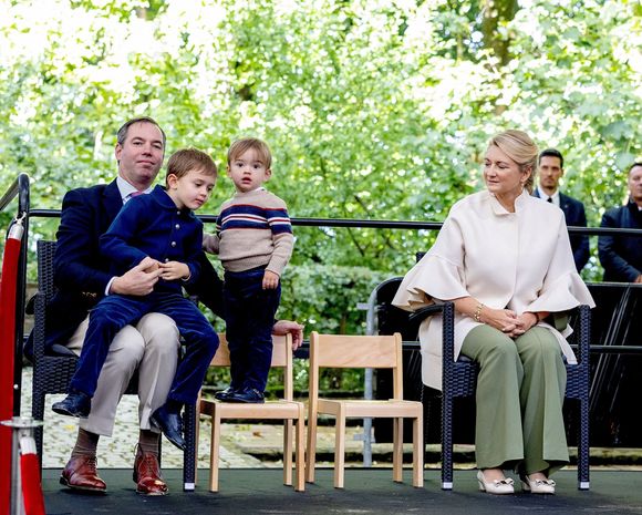 Samedi 4 octobre 2025, c’est dans le nord du pays, plus précisément à Wiltz, que le nouveau chef de l’État luxembourgeois a été photographié en compagnie de son épouse Stéphanie de Lannoy et de leurs enfants : Charles, 5 ans, et François, 2 ans.

La famille grand-ducale de Luxembourg visite Wiltz après l'installation avec le Grand-Duc Guillaume, la Grande-Duchesse Stéphanie, le Prince Charles et le Prince François, à Luxembourg, le 5 octobre 2025. Photo by NLBeeldIn/Bruno Press/ABACAPRESS.COM