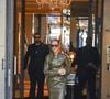 Pour son dernier rendez-vous musical parisien, Céline Dion aura ainsi fait de ses sorties d’hôtel un spectacle à part entière.

Céline Dion acclamée par ses fans à la sortie de l'hôtel Royal Monceau, sous le regard de ses fils, Nelson et E.Angelil, le 2 octobre 2026. La star s'apprête à rejoindre "La Plenitude Arena de Paris La Défense" pour poursuivre sa série de concerts. © PixPlanete / Bestimage