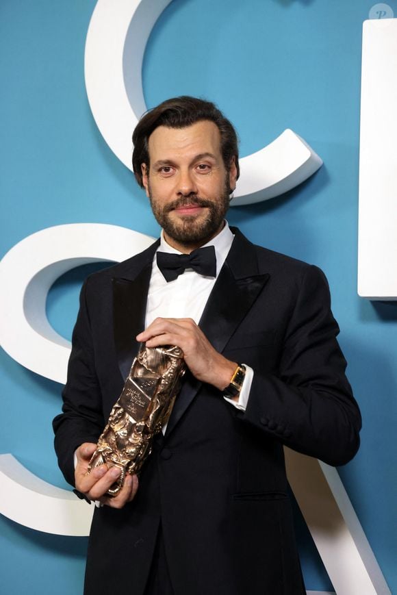 Ce festin sur-mesure représente un certain budget, puisque le menu du soir accompagné de son forfait vin s'élève à 415 euros par personne.

Laurent Lafitte (César du meilleur acteur pour "La Femme la plus riche du monde") - Salle de presse de la 51ème cérémonie des César, à l'Olympia. Paris, le 26 février 2026.
© Dominique Jacovides/Bestimage