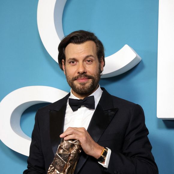 Ce festin sur-mesure représente un certain budget, puisque le menu du soir accompagné de son forfait vin s'élève à 415 euros par personne.

Laurent Lafitte (César du meilleur acteur pour "La Femme la plus riche du monde") - Salle de presse de la 51ème cérémonie des César, à l'Olympia. Paris, le 26 février 2026.
© Dominique Jacovides/Bestimage