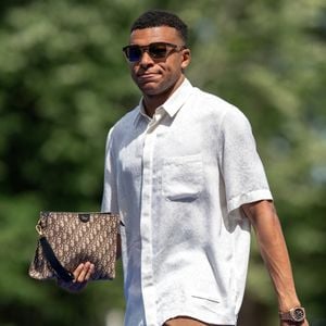 Kylian Mbappé - Les joueurs de l'équipe de France de football arrivent au centre d'entraînement de la Fédération française de football (FFF) à Clairefontaine-en-Yvelines, au sud-ouest de Paris, France, en vue de la Coupe du monde de la FIFA 2026, le 29 mai 2026. © Pierre Perusseau/Bestimage