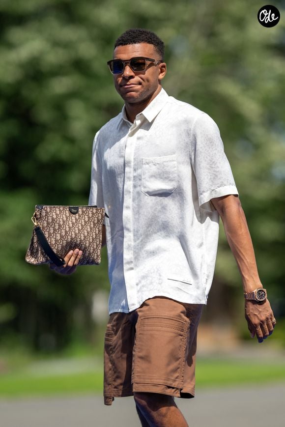 Kylian Mbappé - Les joueurs de l'équipe de France de football arrivent au centre d'entraînement de la Fédération française de football (FFF) à Clairefontaine-en-Yvelines, au sud-ouest de Paris, France, en vue de la Coupe du monde de la FIFA 2026, le 29 mai 2026. © Pierre Perusseau/Bestimage