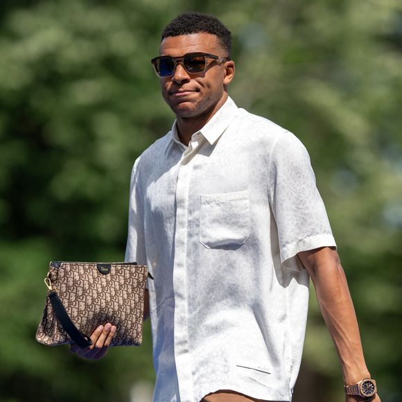 Kylian Mbappé - Les joueurs de l'équipe de France de football arrivent au centre d'entraînement de la Fédération française de football (FFF) à Clairefontaine-en-Yvelines, au sud-ouest de Paris, France, en vue de la Coupe du monde de la FIFA 2026, le 29 mai 2026. © Pierre Perusseau/Bestimage
