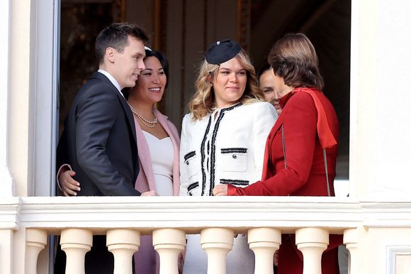 Louis Ducruet et sa femme Marie Chevallier, Camille Gottlieb et la princesse Stéphanie de Monaco - La famille princière au balcon du palais lors de la Fête Nationale de la principauté de Monaco le 19 novembre 2022.

© Dominique Jacovides / Bruno Bebert / Bestimage