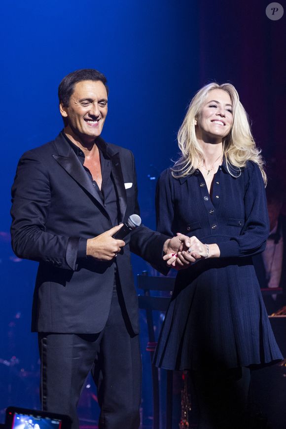 Exclusif - Dany Brillant chante "Tous les visages de l'amour" devant sa femme Nathalie Moury - Succès pour le concert de Dany Brillant "Dany Brillant chante Aznavour" au Dôme de Paris - Palais des Sports le 4 février 2022. 
© Cyril Moreau / Bestimage