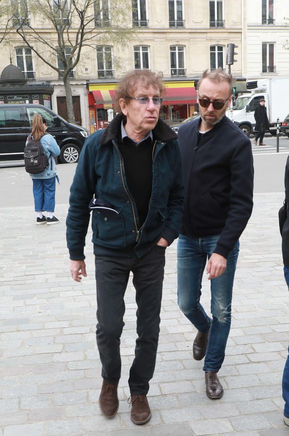 Alain Souchon et son fils Pierre rendent hommage à Jacques Higelin au Cirque d'Hiver à Paris, le 12 avril 2018. © Agence / Bestimage