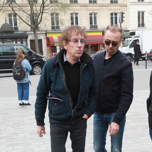 Alain Souchon et son fils Pierre rendent hommage à Jacques Higelin au Cirque d'Hiver à Paris, le 12 avril 2018. © Agence / Bestimage